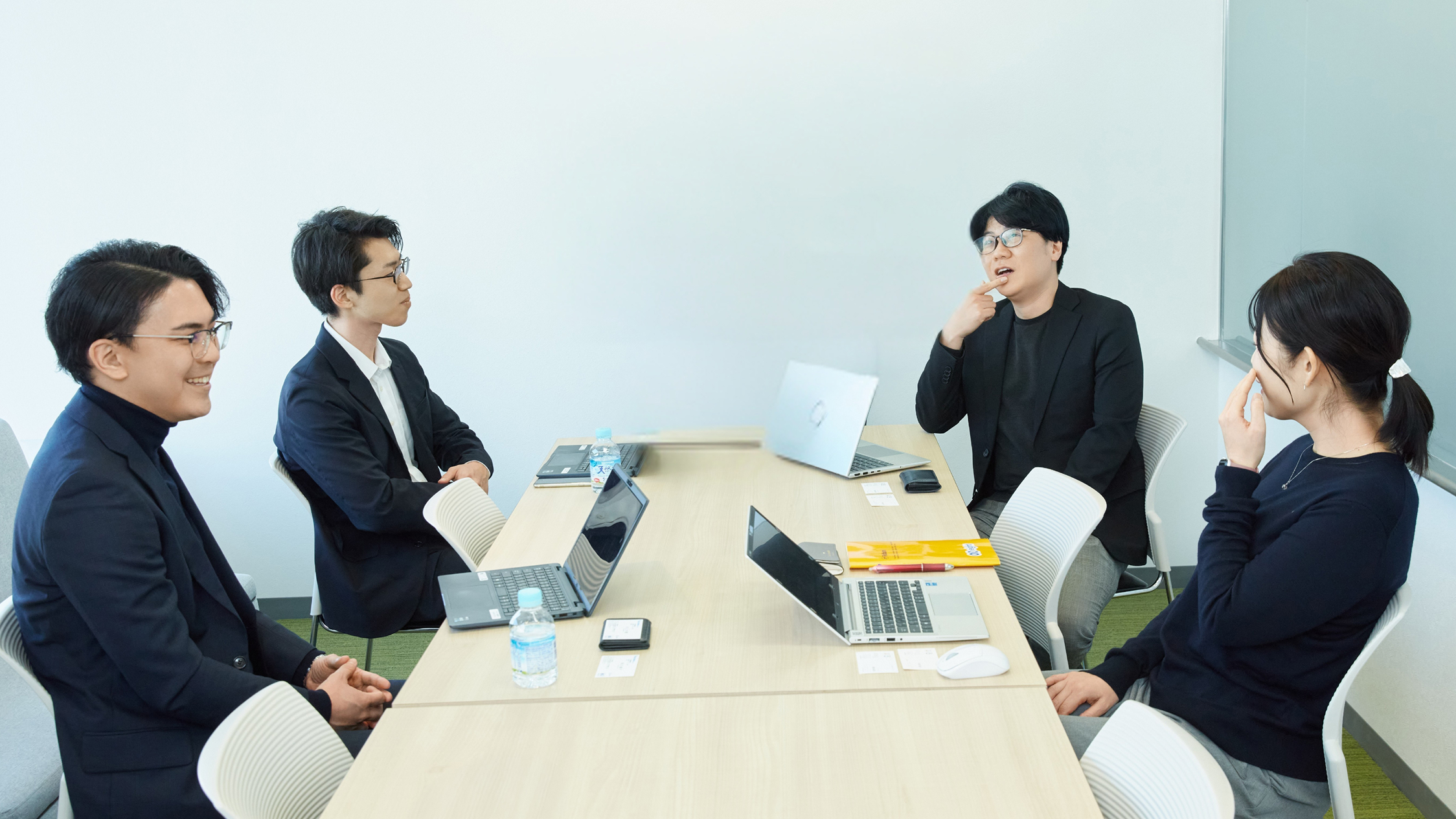 インタビュー中の写真